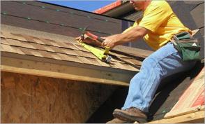 San Jose roofing contractor installs shingles